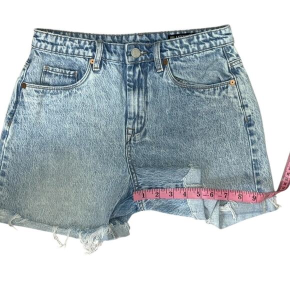 Blank NYC The Perry Mom Shorts Cuffed Minimal Distressing Light Wash Size 27 - Picture 4 of 11